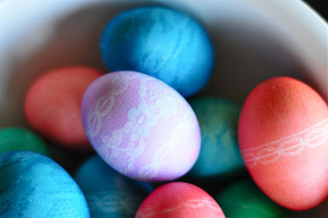 Easy lace dyed Easter eggs